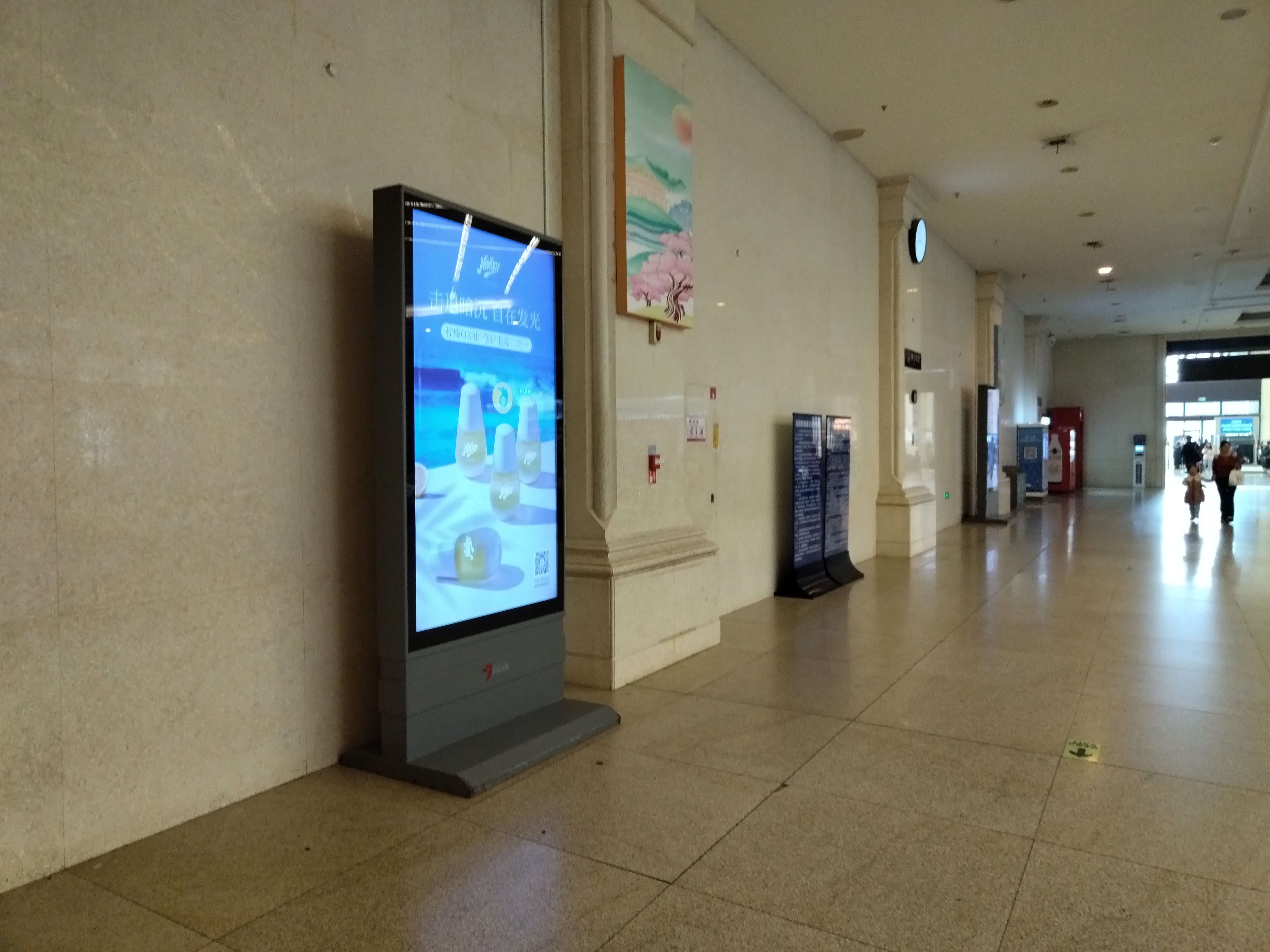 立式高清液晶廣告機(jī)