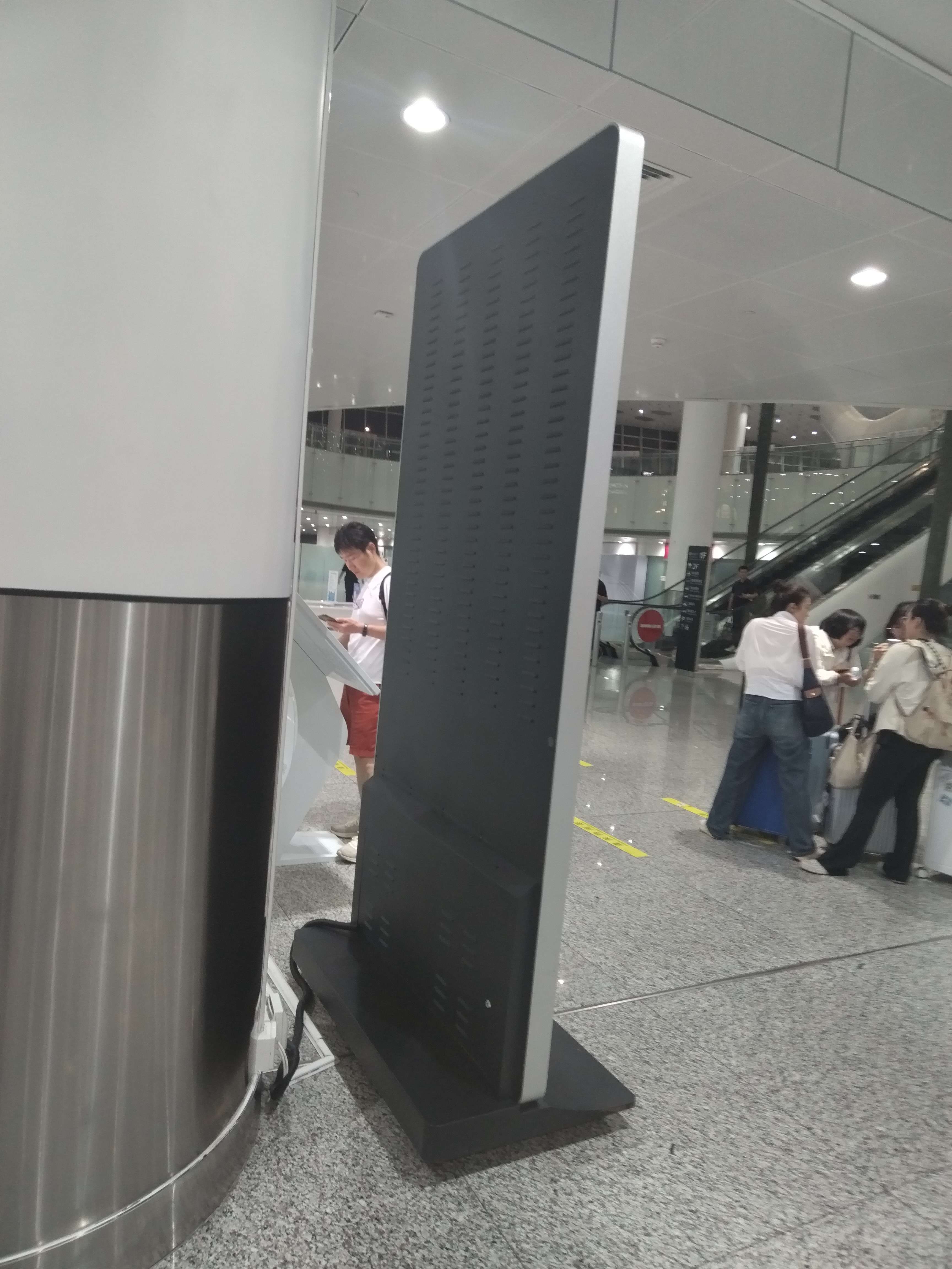 機(jī)場廣告機(jī)數(shù)字標(biāo)牌