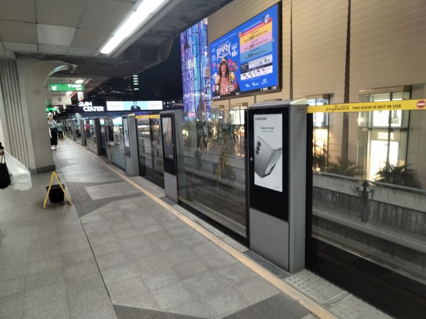 地鐵防護(hù)門廣告機(jī)