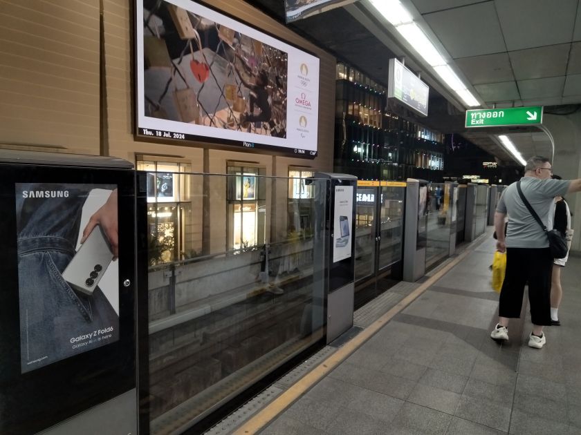 地鐵站高清廣告機(jī)