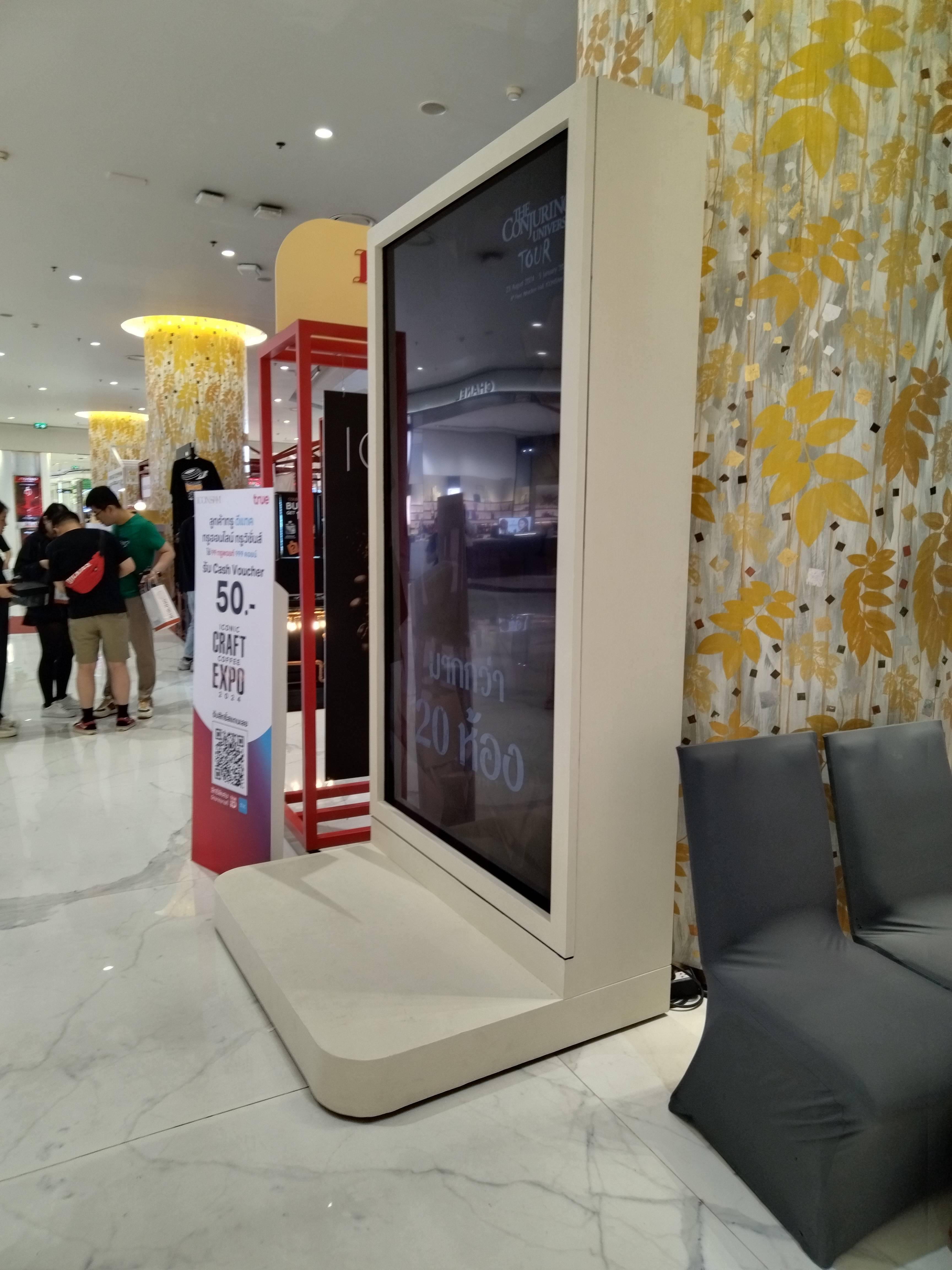 98寸大屏透明柜廣告機(jī)