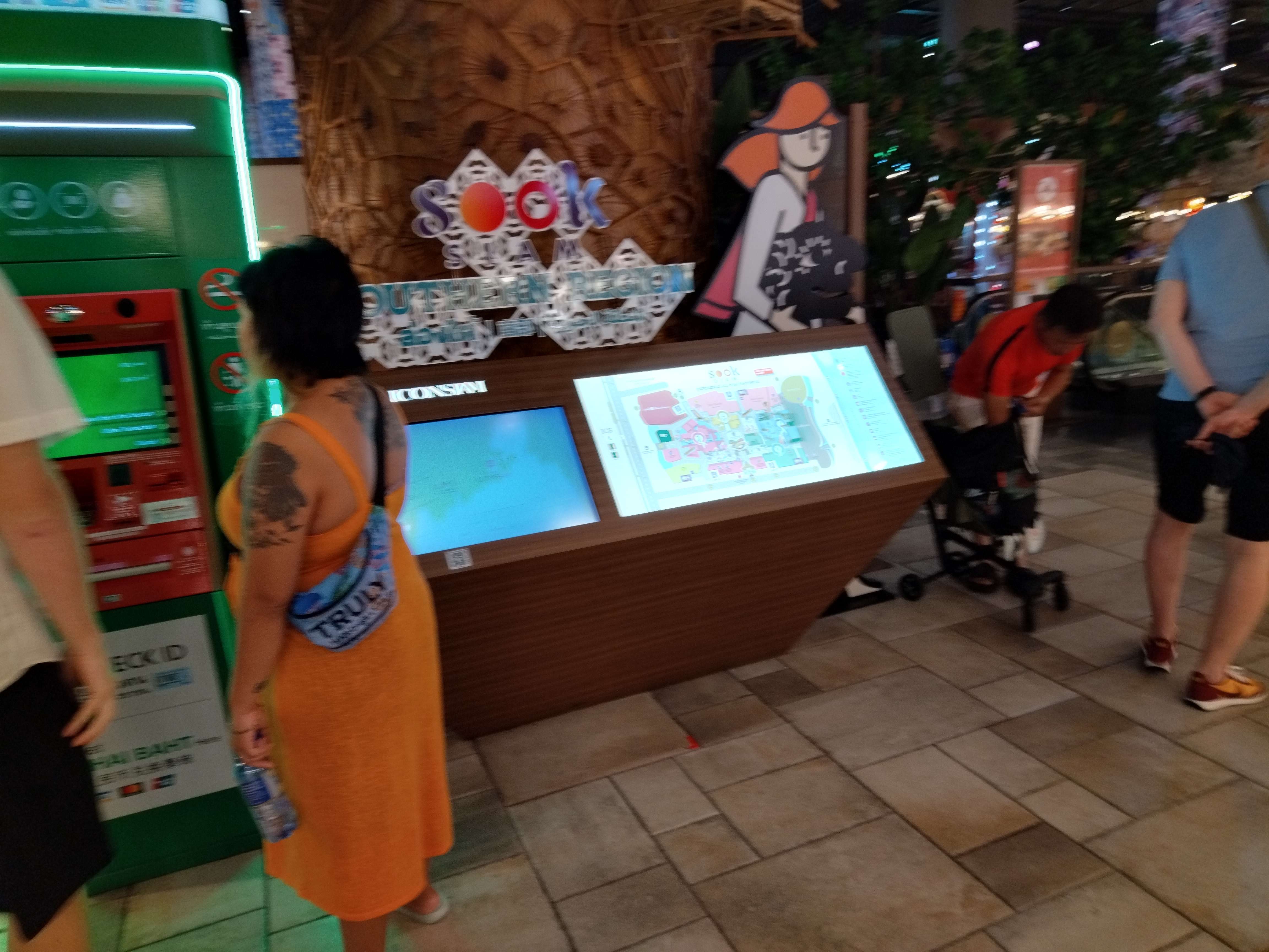 商場(chǎng)導(dǎo)航指引廣告機(jī)