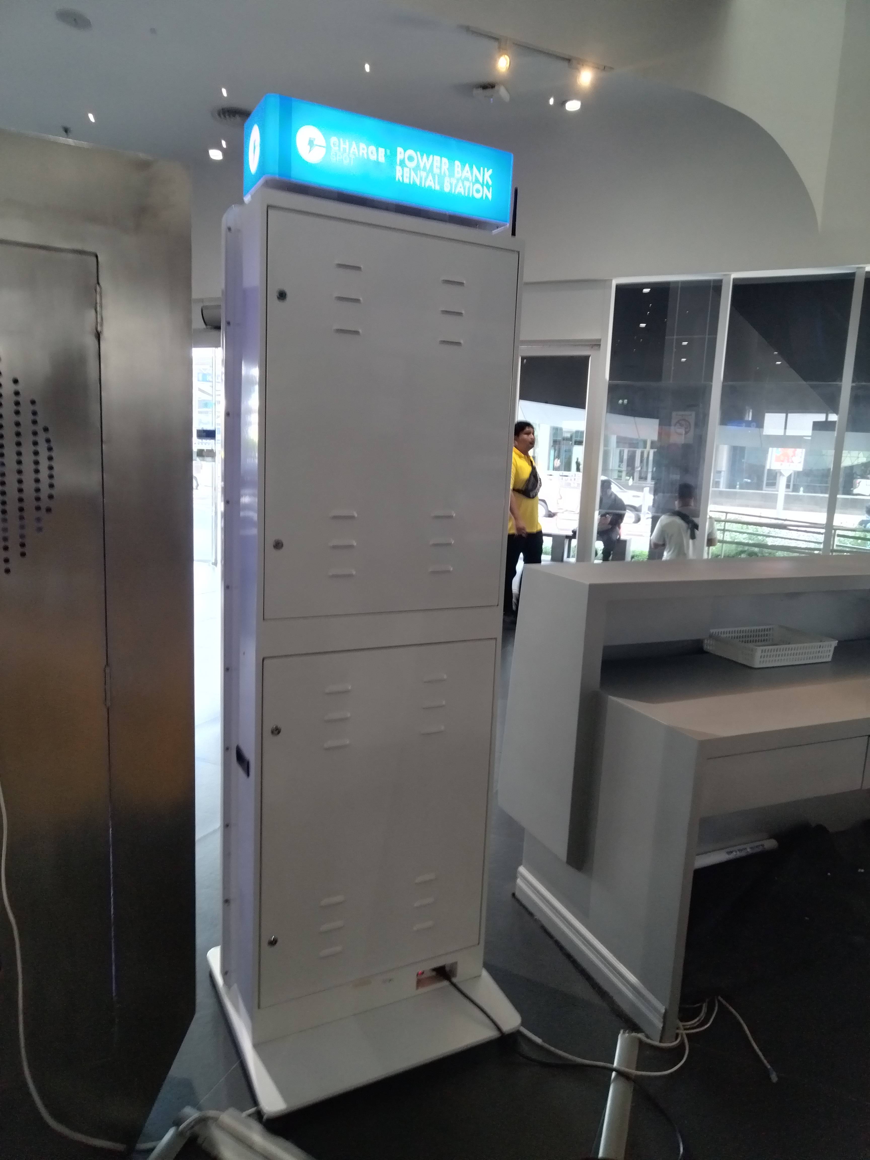 展館液晶數(shù)字廣告機(jī)帶充電寶功能