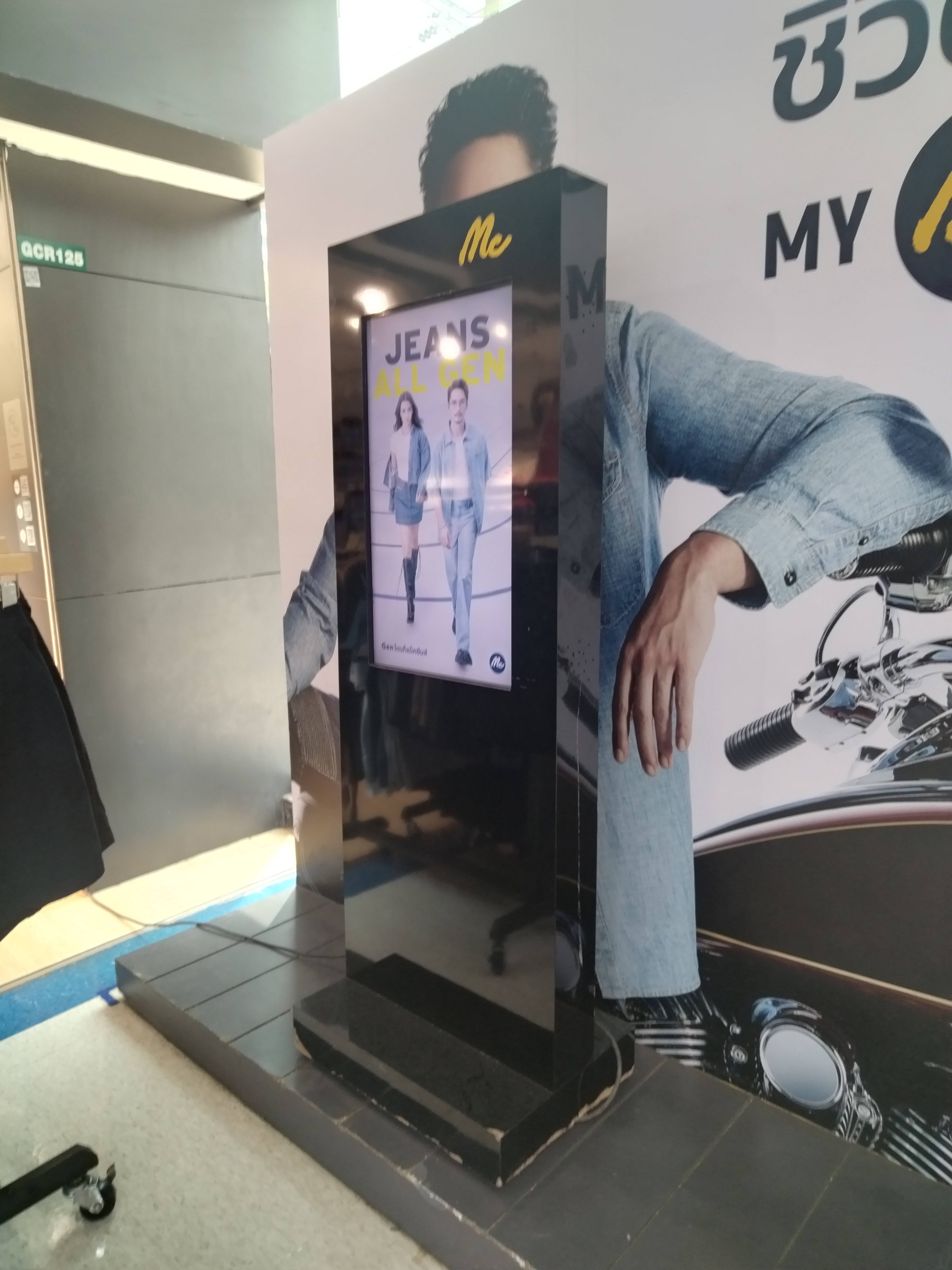 32寸立式液晶廣告機