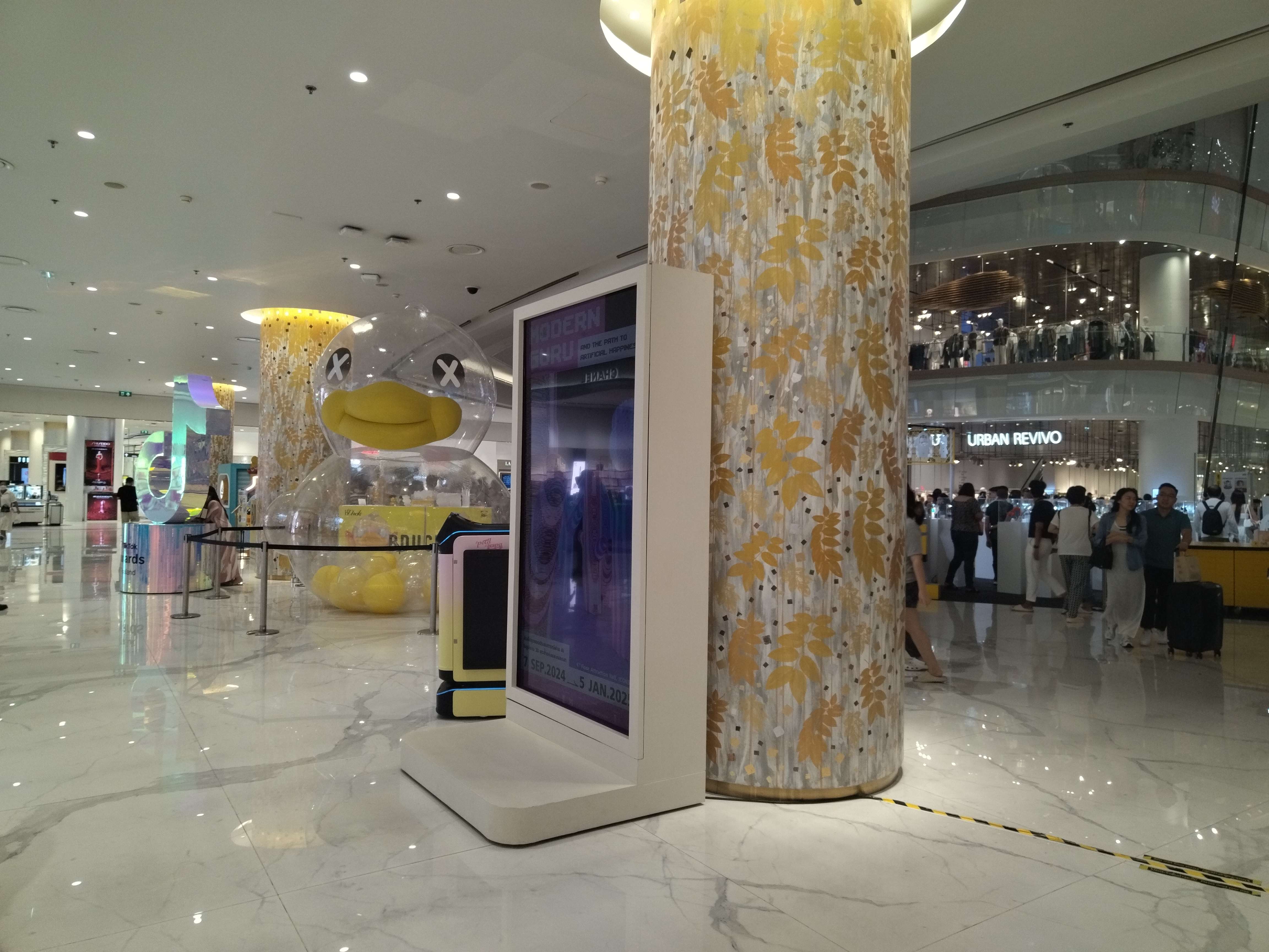 商場98寸巨無霸透明展示柜