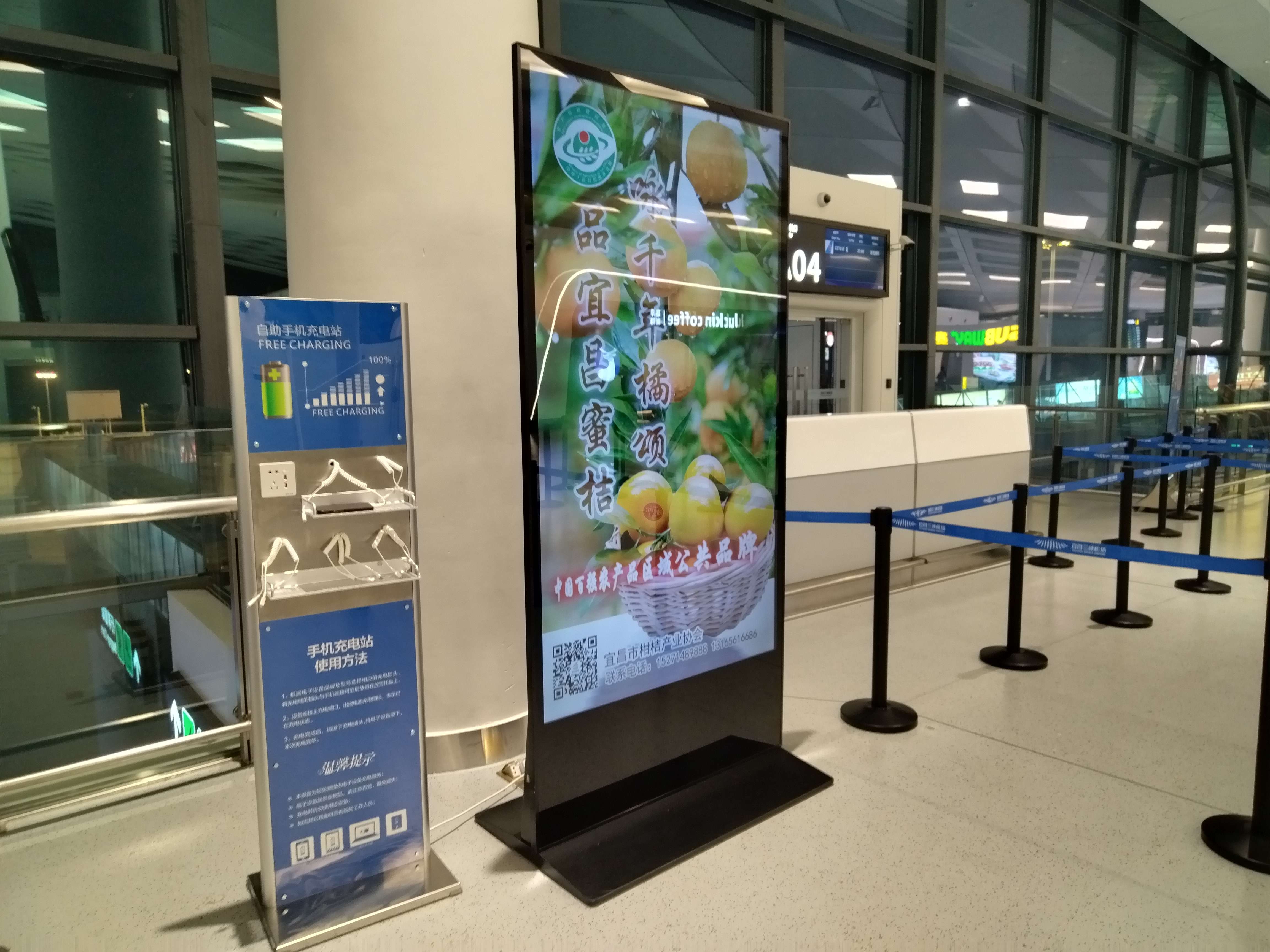 110寸4K屏廣告機落地款