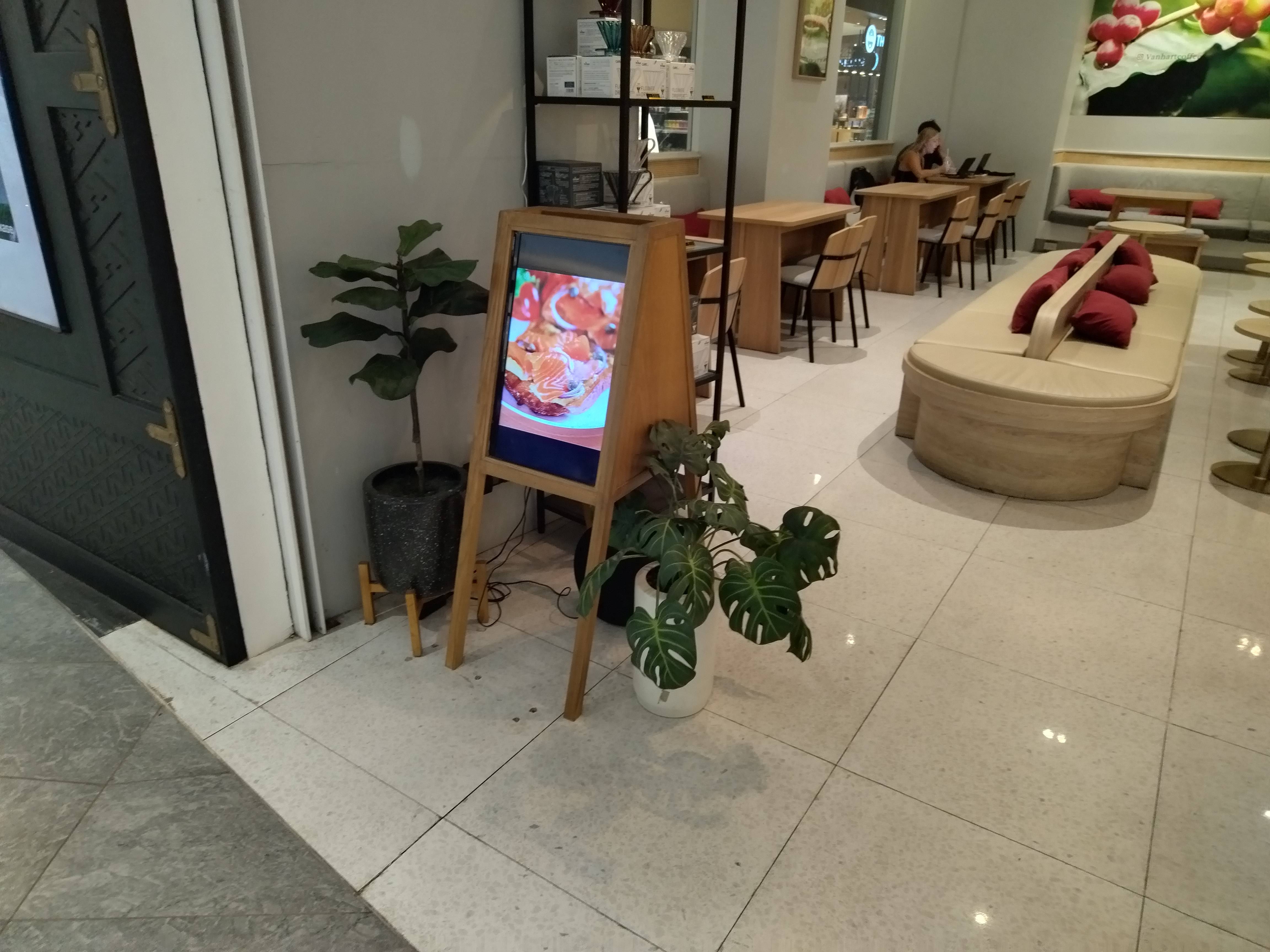 可移動式室內(nèi)廣告機實木框