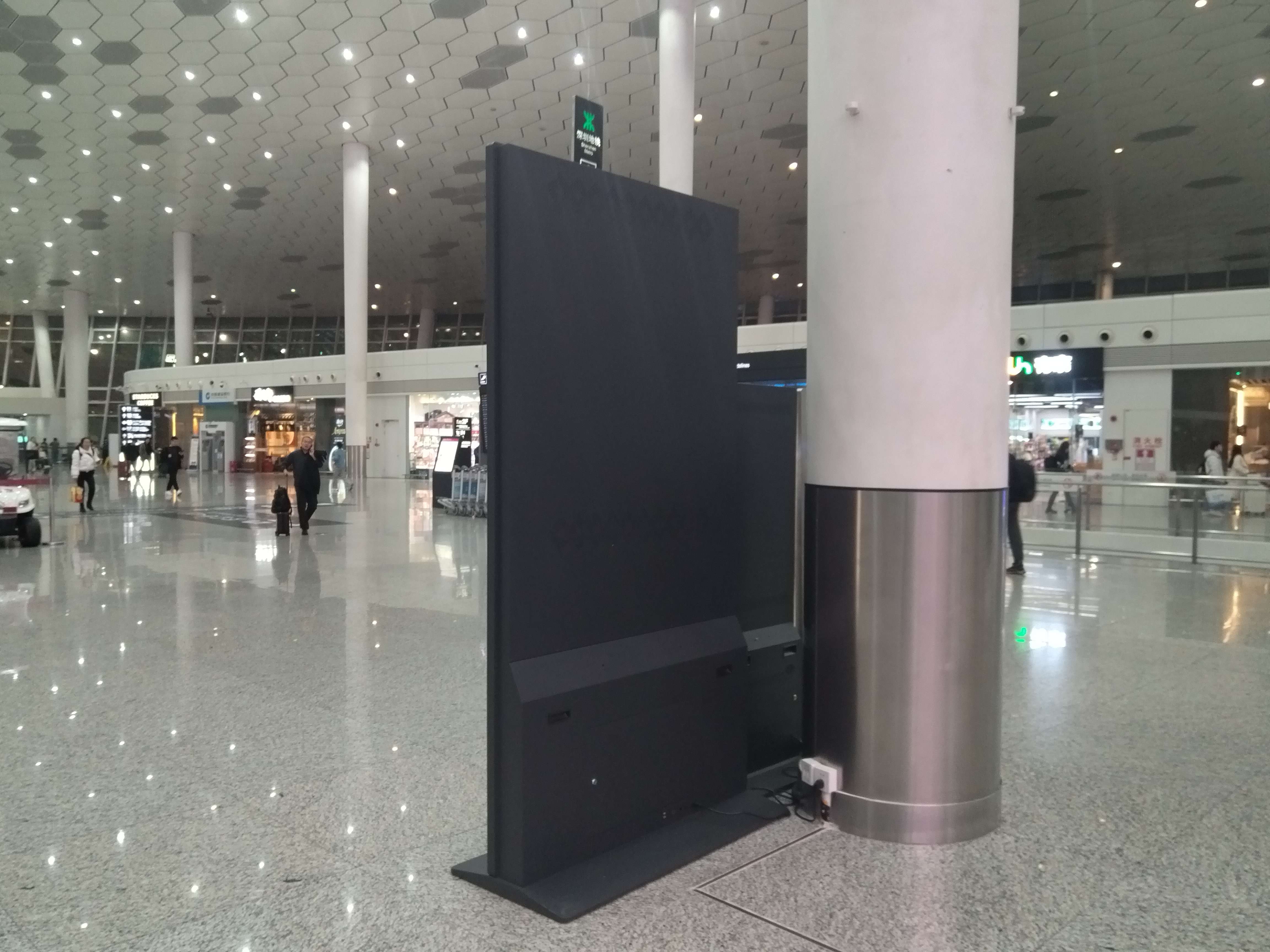 機場大廳110寸立式4K廣告屏