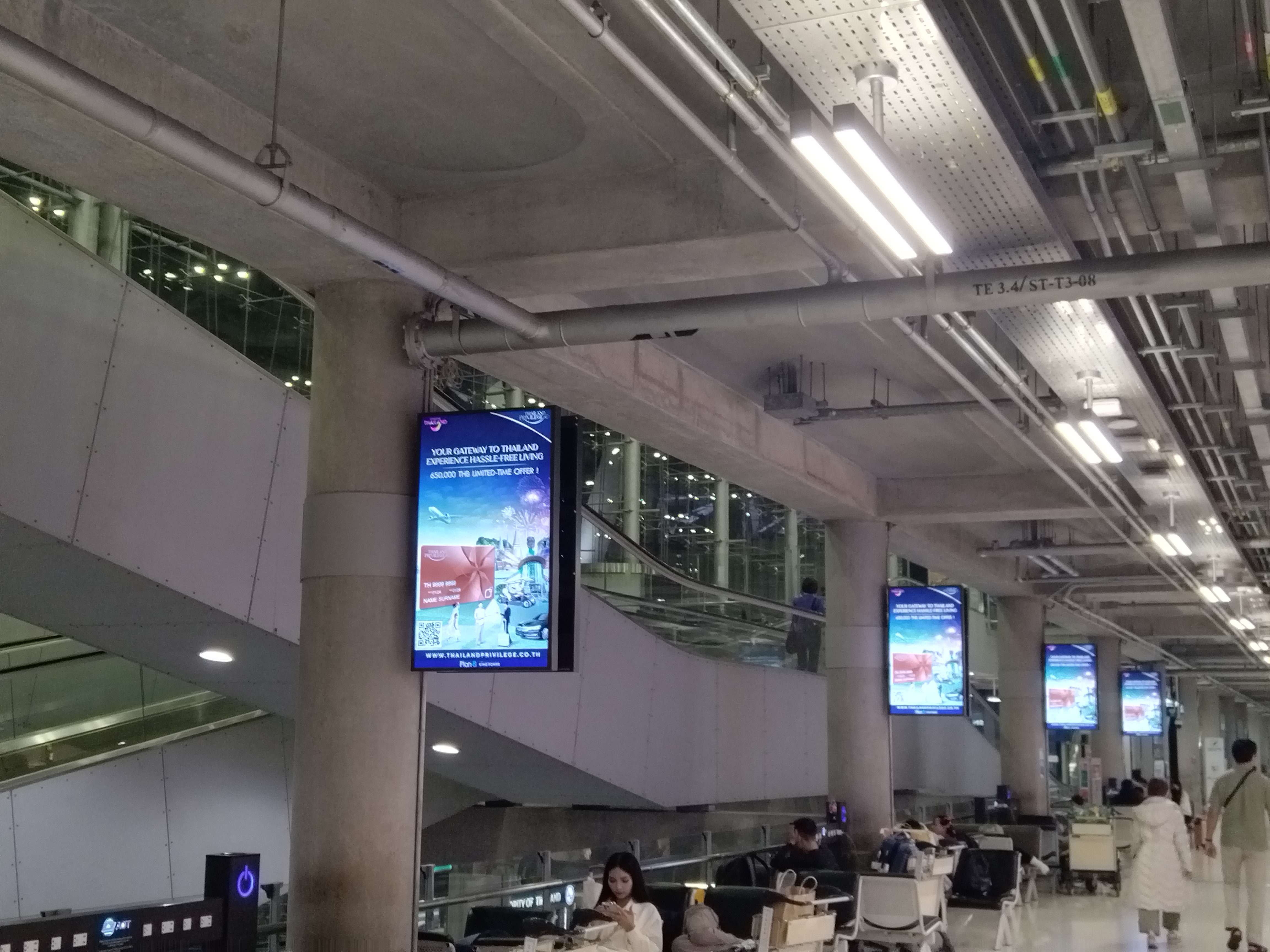 機場43寸雙屏數(shù)字標牌廣告機
