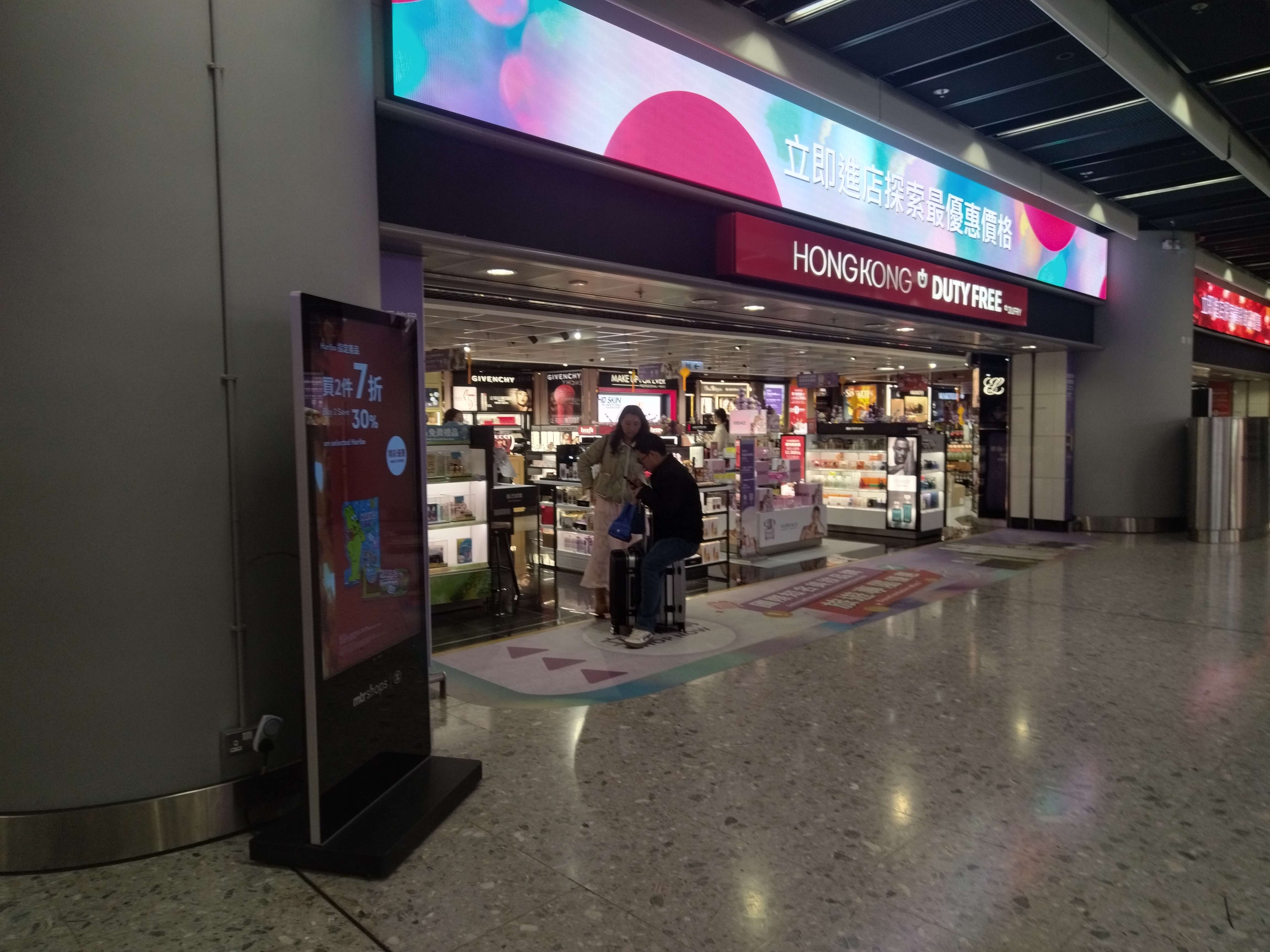 香港高鐵站免稅店55寸廣告機