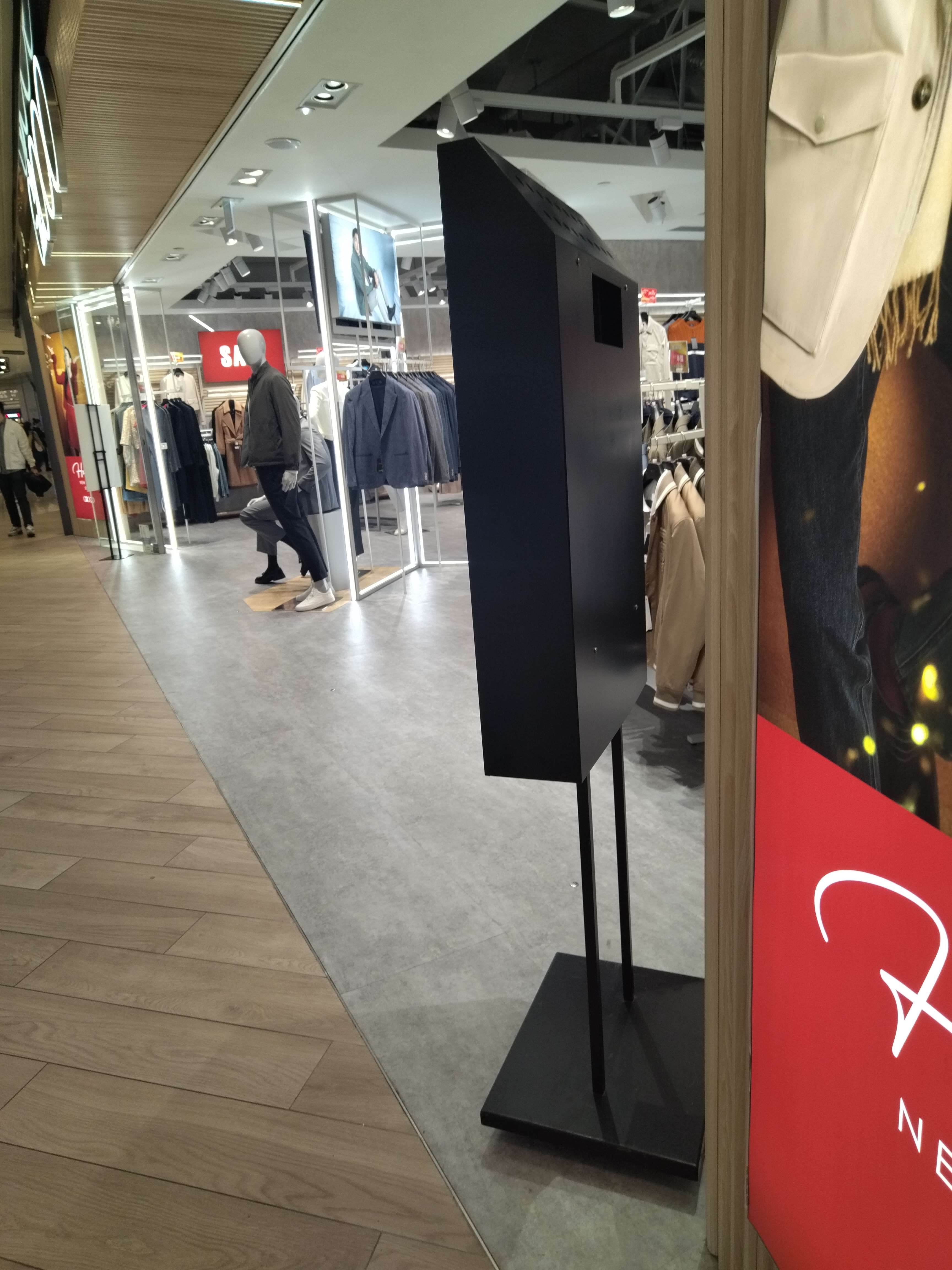 服裝店櫥窗廣告機(jī)